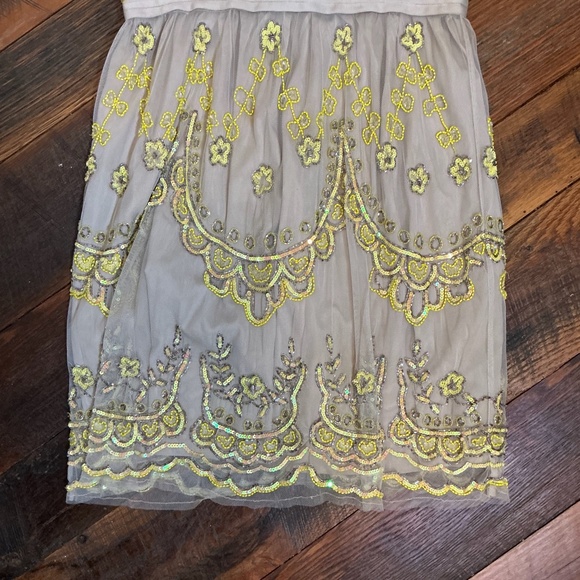 Needle & Thread Tiered Petal Embellished Tulle Dress in Beige Yellow Size 8 - Picture 4 of 15